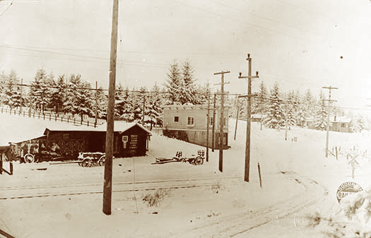 Railroad crossing circa 1915